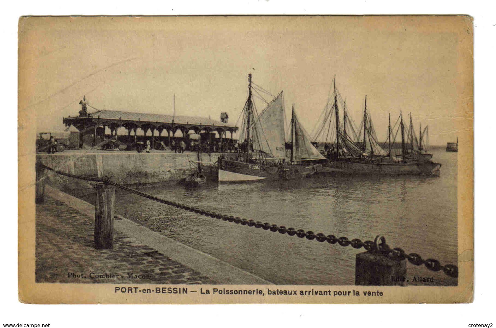 14 PORT EN BESSIN La Poissonnerie Bateaux Voiliers De Pêche Arrivant Pour La Vente Du Poisson Sous La Halle Edit Allard - Port-en-Bessin-Huppain