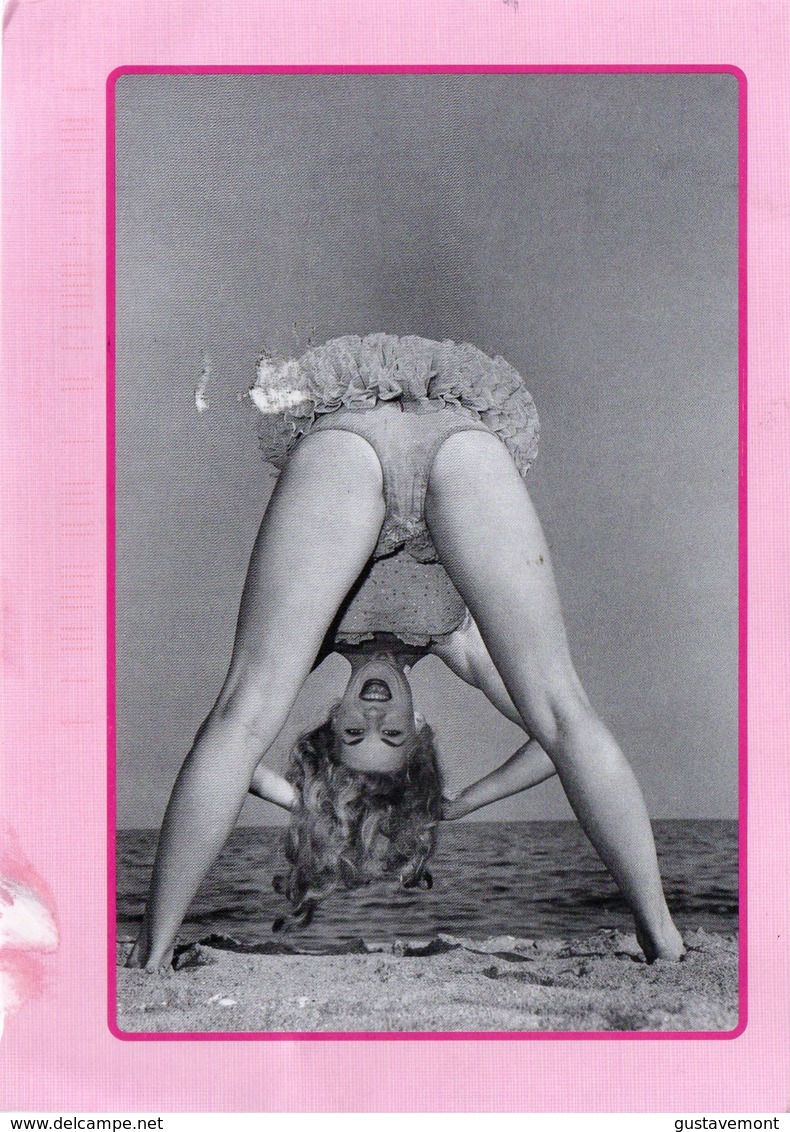 CPM Femme Penchée En Avant En Bord De Mer (plage) Elaine Deming Posing For Bunny Yeager - Pin-Ups