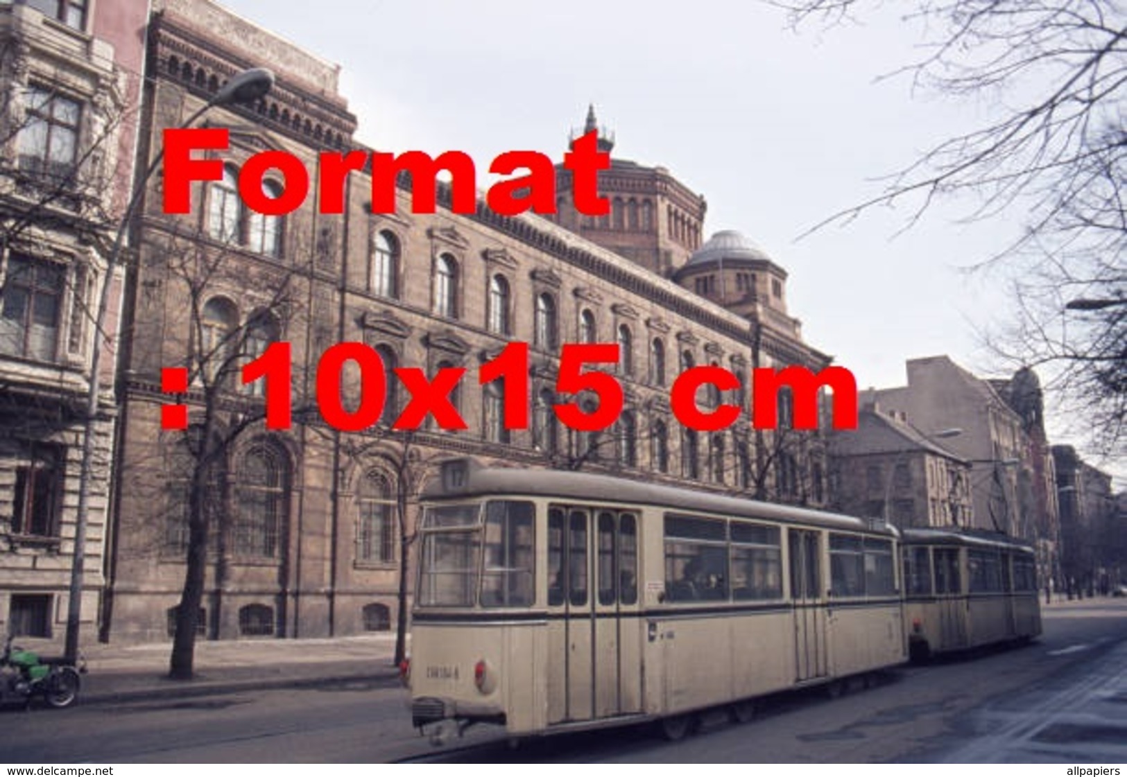 Reproduction Photographie Ancienne D'un tramway Devant Le Postfuhramt à Oranien Burger Strasse en Allemagne En 1976 - Autres & Non Classés