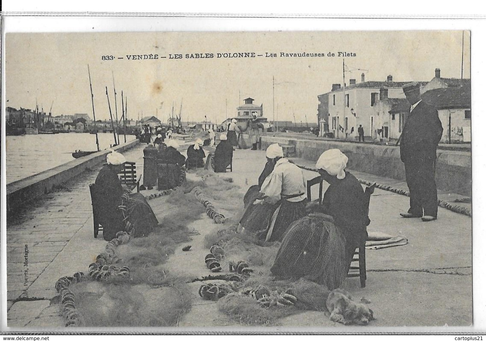 LES SABLES D OLONNE   N 833  LES RAVAUDEUSES DE FILETS   FEMMES   GROS PLAN  Petite Tache  DEPT 85 - Sables D'Olonne