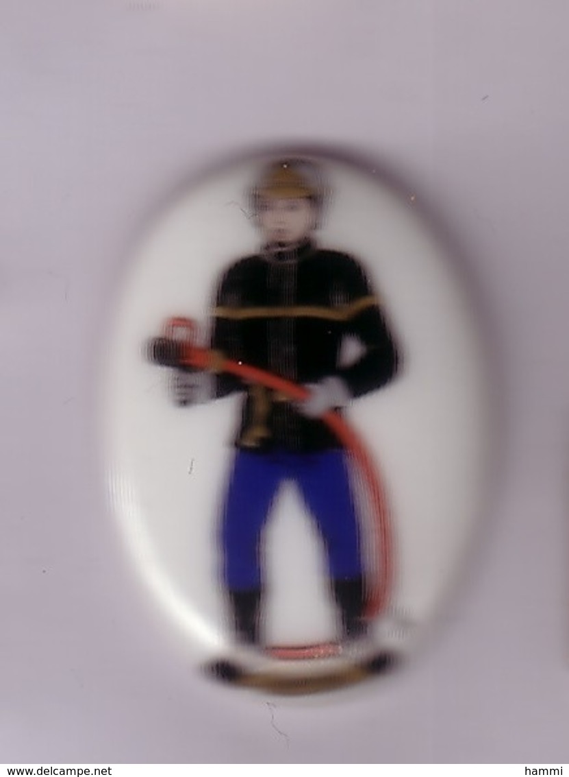 PO55 Pin's Sapeur Pompier Pompiers Pin's En Porcelaine De Limoges Achat Immédiat - Pompiers