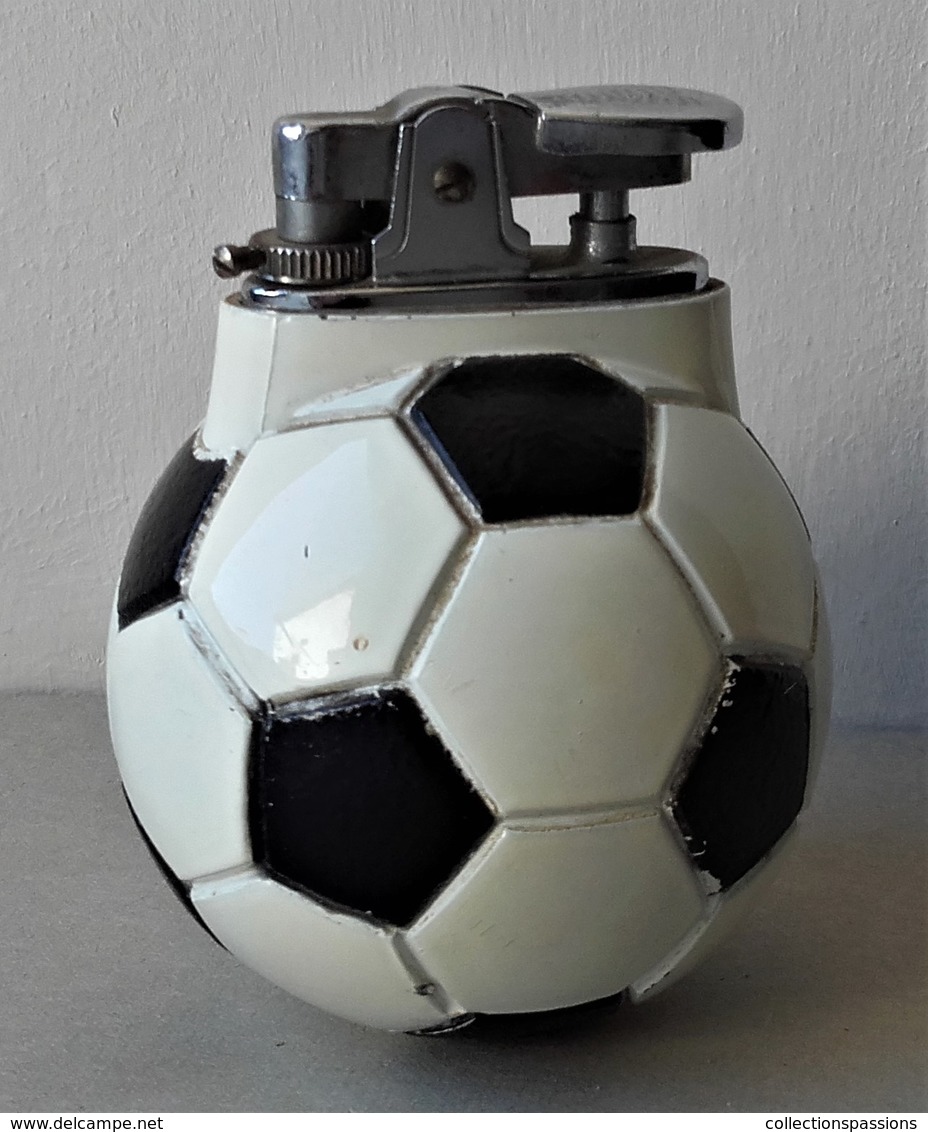 - Briquet De Table. Ballon De Foot. Culbuto - Vintage - - Autres & Non Classés