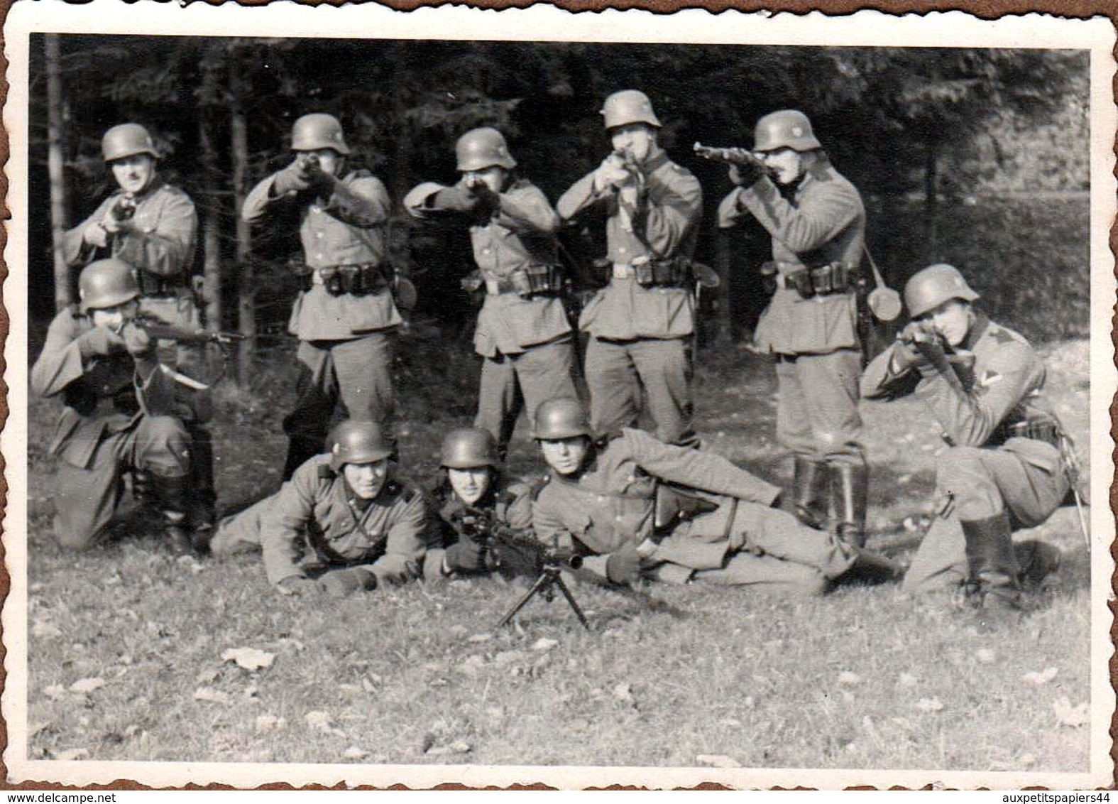 Photo Originale Guerre 1939/45 - Soldats De La Wehrmacht & Peloton D'Exécution, Fusils & Mitrailleuse Légère En 1939 - Guerre, Militaire