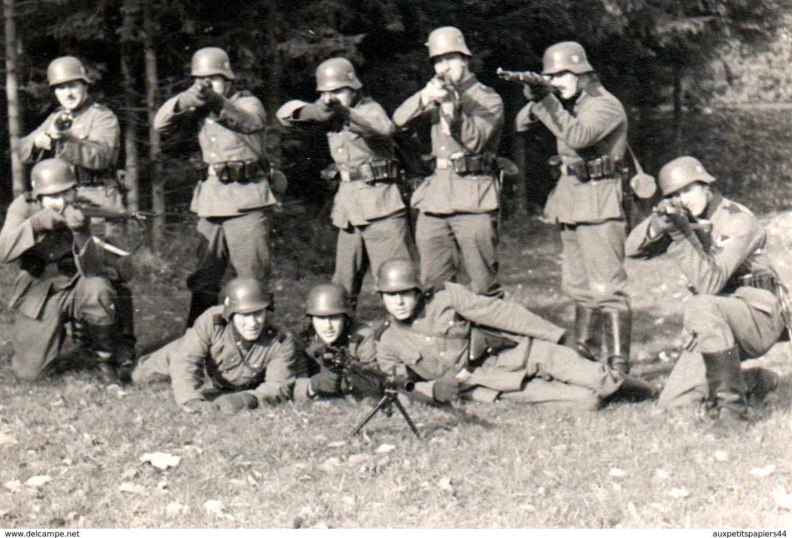 Photo Originale Guerre 1939/45 - Soldats De La Wehrmacht & Peloton D'Exécution, Fusils & Mitrailleuse Légère En 1939 - Guerre, Militaire