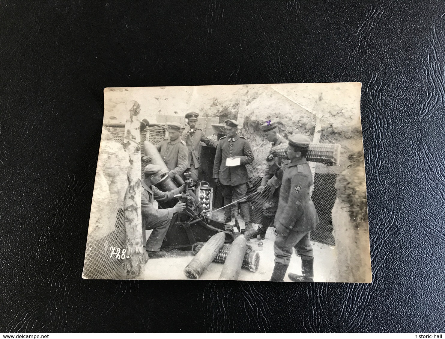 Photo,  Dans Une Tranchée, Servants Allemands (Rgt 104)  Chargeant Un Minenwerfer De 250 Mm à Tube Court 14-18 - Guerre, Militaire