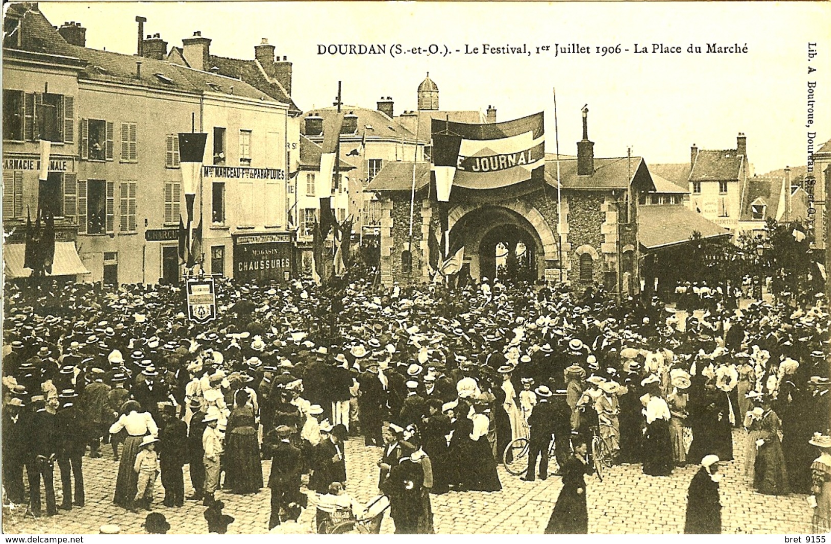 91 DOURDAN FESTIVAL 1 JUILLET 1906 DEVANT LE MARCHE LA PHARMACIE LE FABRICANT DE PARAPLUIE LA CHARCUTERIE CHAUSSURES - Dourdan