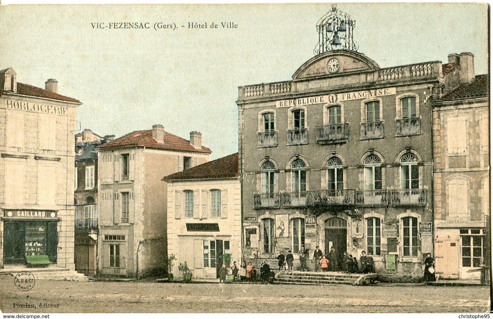 32.n° 22539 . Vic Fezensac . Hotel De Ville .villageois .vue Generale . - Vic-Fezensac