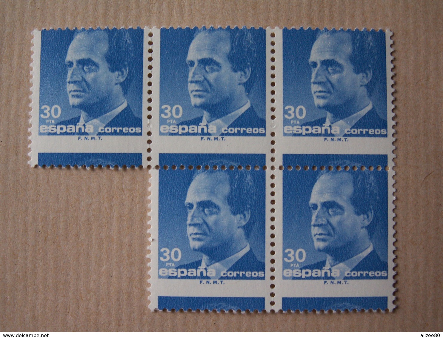 BLOC DE TIMBRES  D ' ESPAGNE  AVEC  PERFORATIONS  DECALEES -état Sup - Variétés & Curiosités