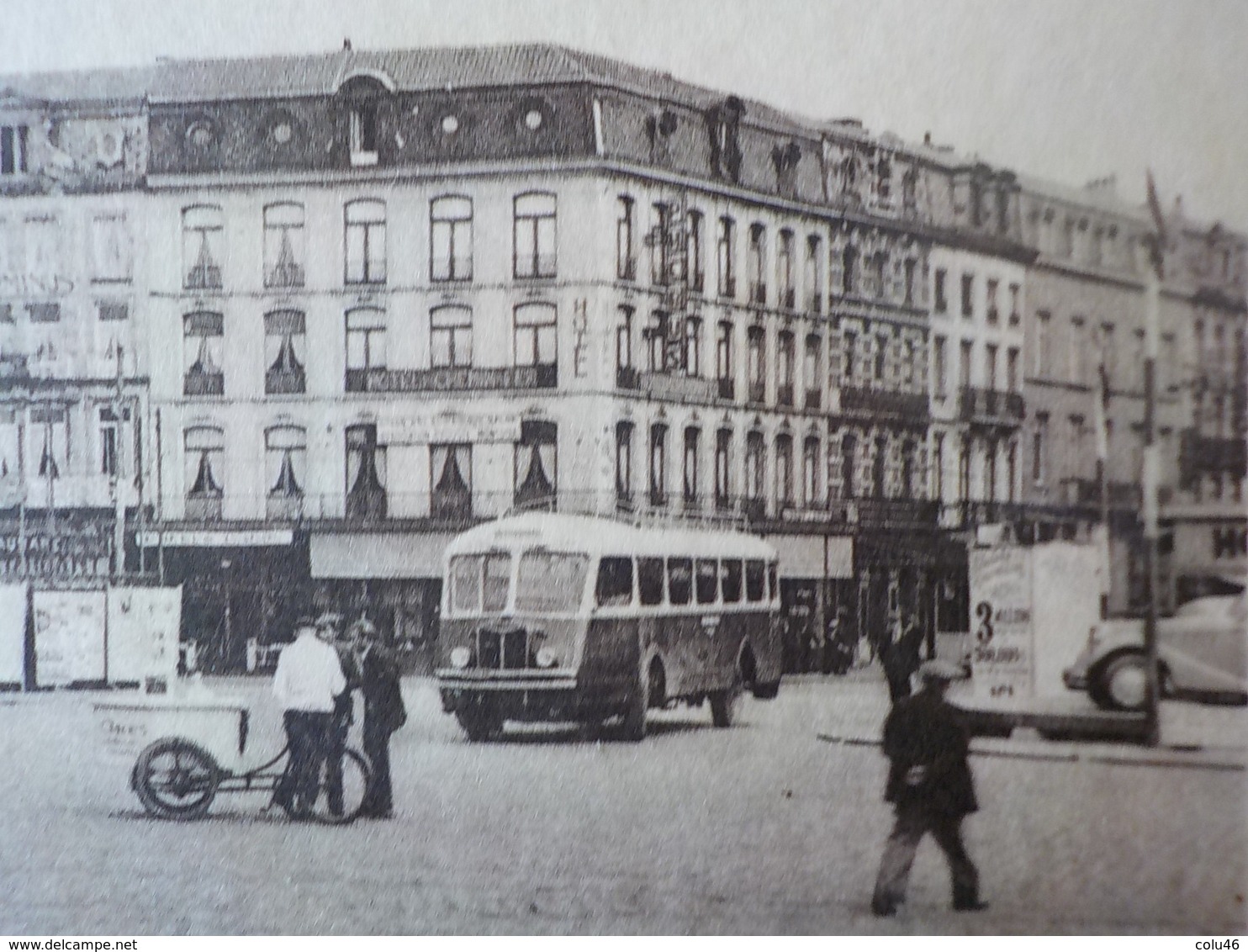 1951 CP Animée Mons Place De La Gare N° 82 Marchand Glaces Ambulant à Vélo Autocar - Mons