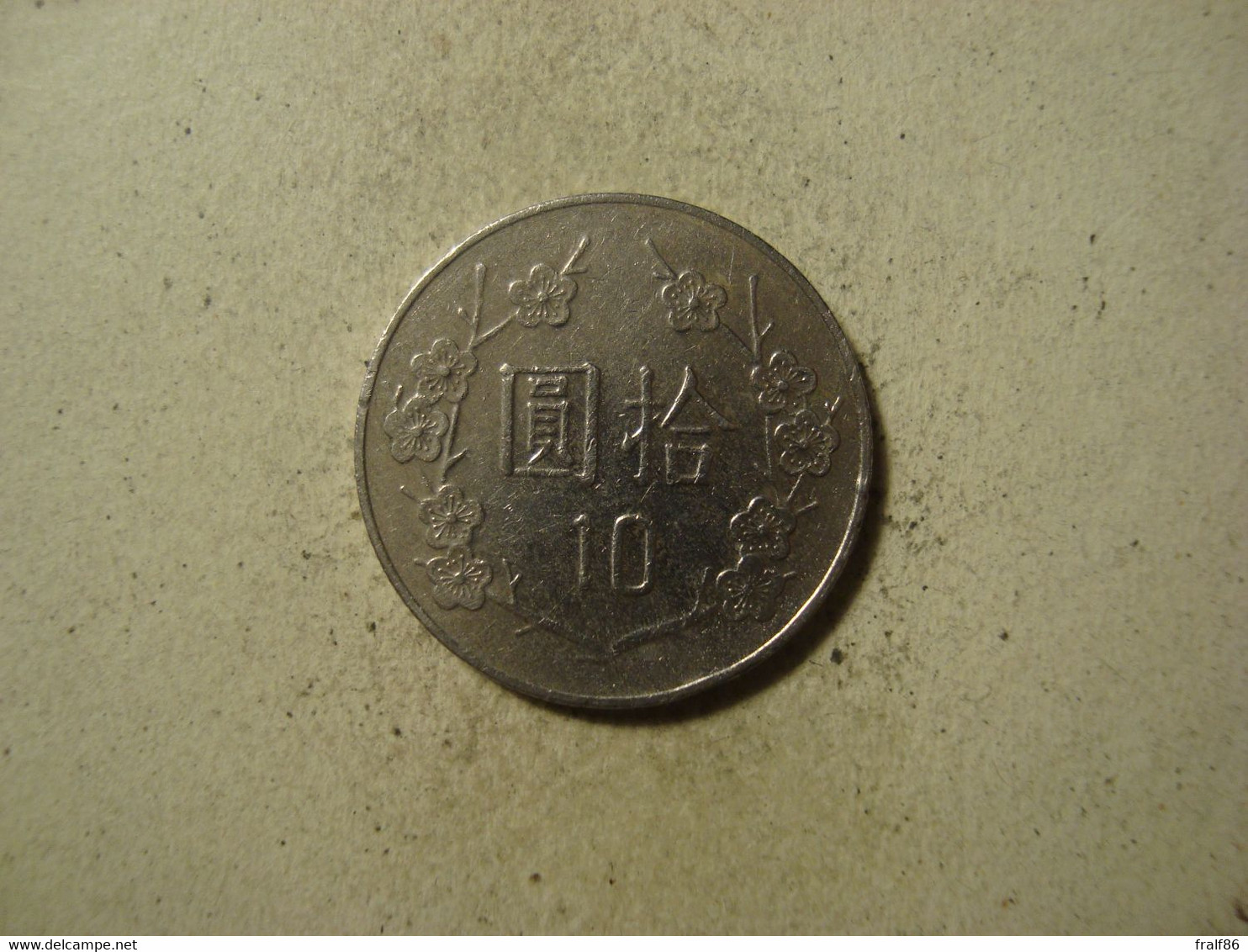 MONNAIE TAIWAN 10 YUAN 1990 / 79 - Taiwan