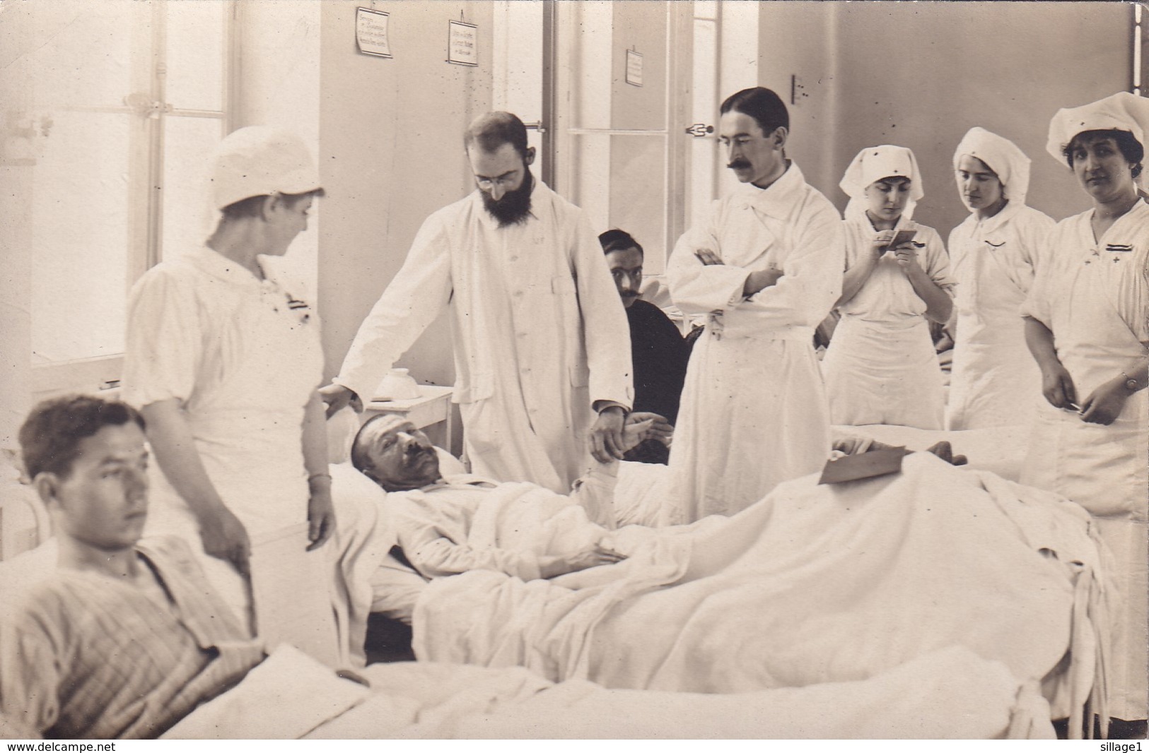 Docteurs En Médecine - Médecins -  Infirmières - Aides Soignantes Visite Médicale  - Hôpital - Blessés De Guerre - Photo - Santé