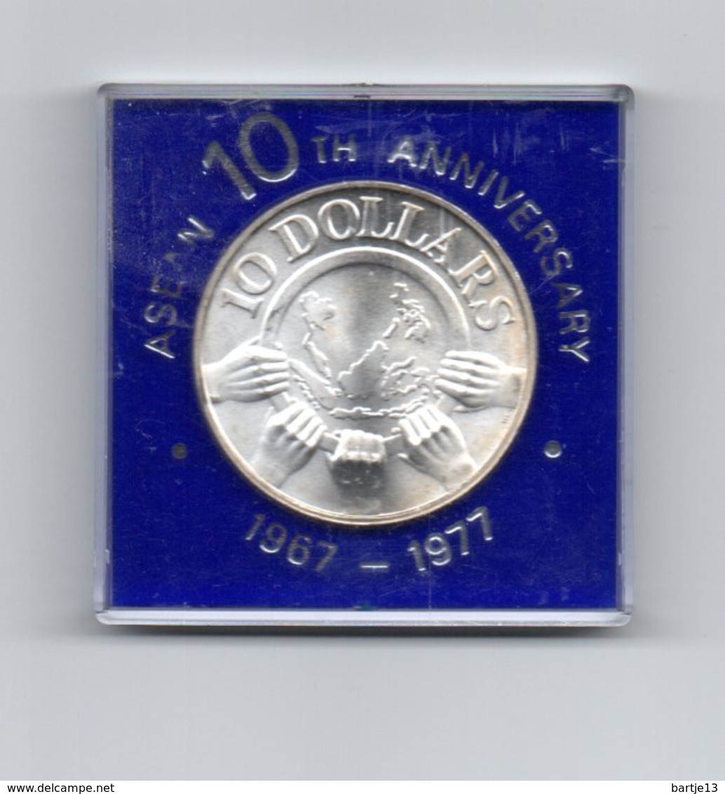 SINGAPORE 10 DOLLARS 1977 ZILVER  10th ANNIVERSARY ASEAN 1967-1977  DAMAGE ONLY ON CAPSEL - Singapore