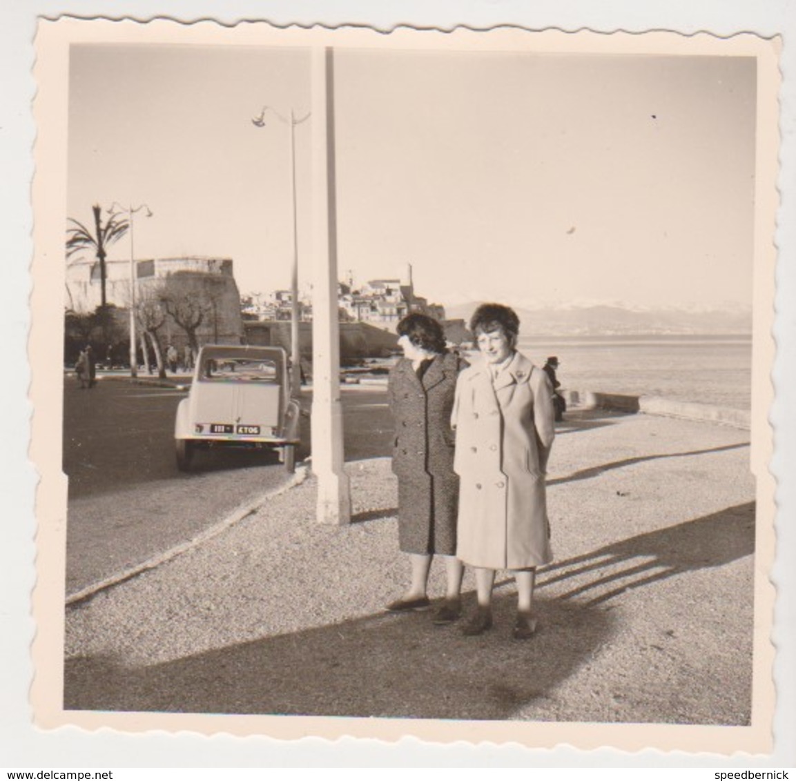 27565 Quatre 4 Photo ANTIBES FRANCE 1963 Phare Garoupe Calvaire Voiture 2CV - Lieux