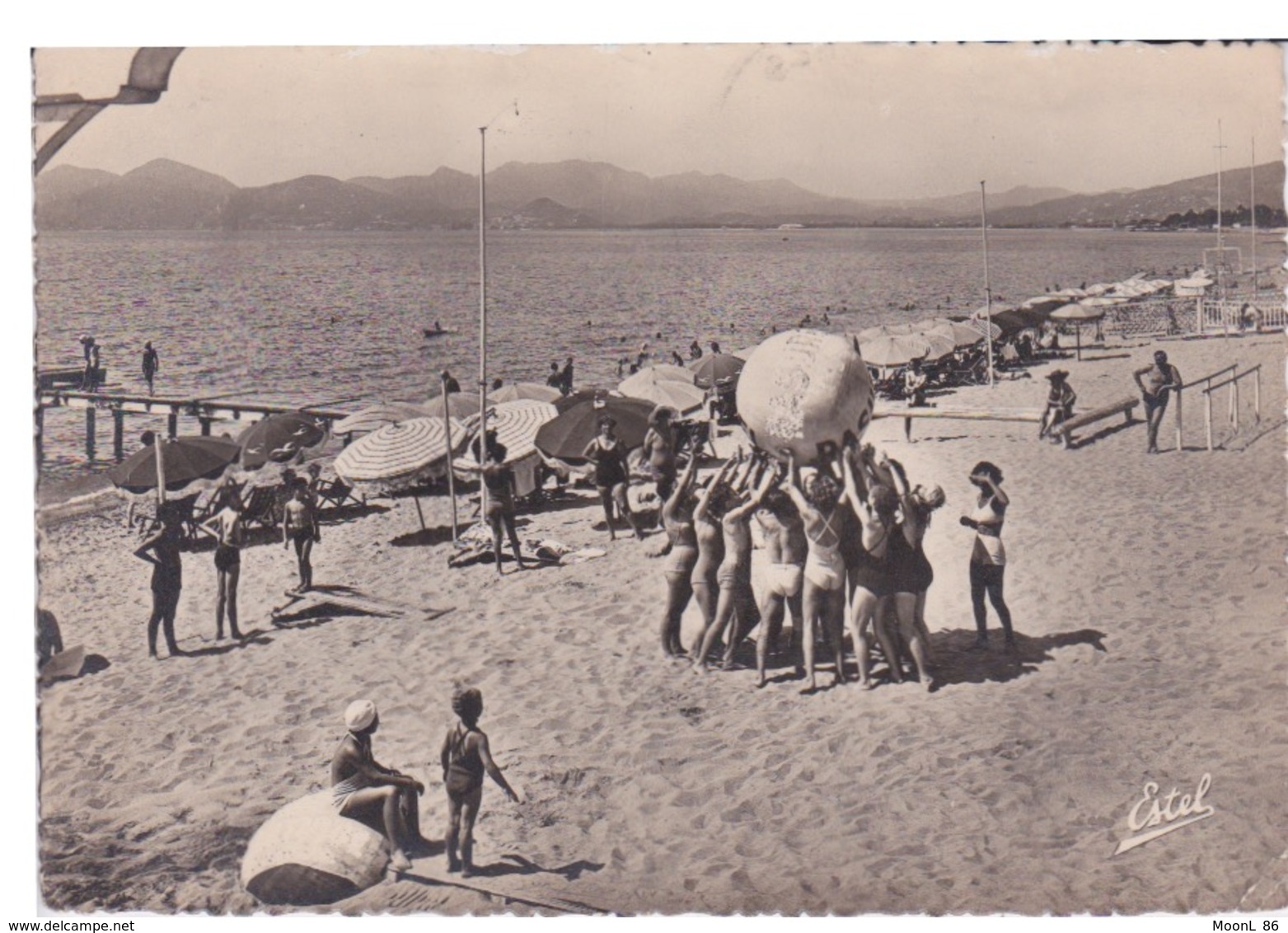 MODE - MAILLOT DE BAIN - JEUX SUR LA PLAGE DU MIDI A CANNES - - Mode