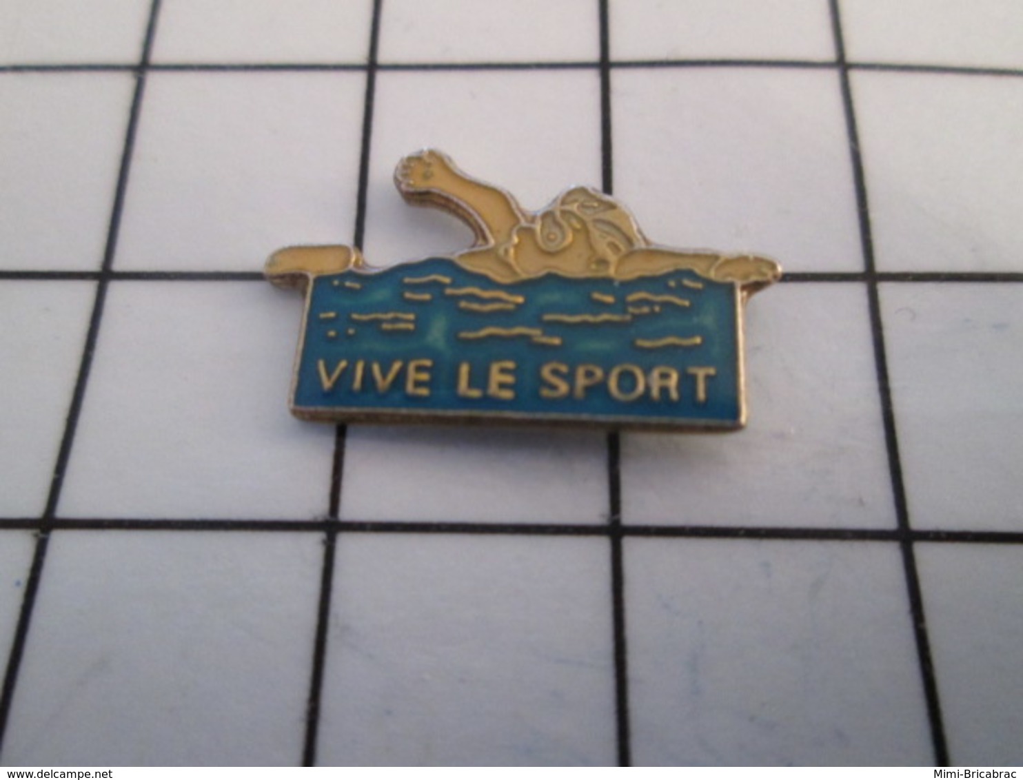 816a Pin's Pins / Beau Et Rare / THEME : SPORTS / NATATION NAGEUR CRAWL VIVE LE SPORT - Natation