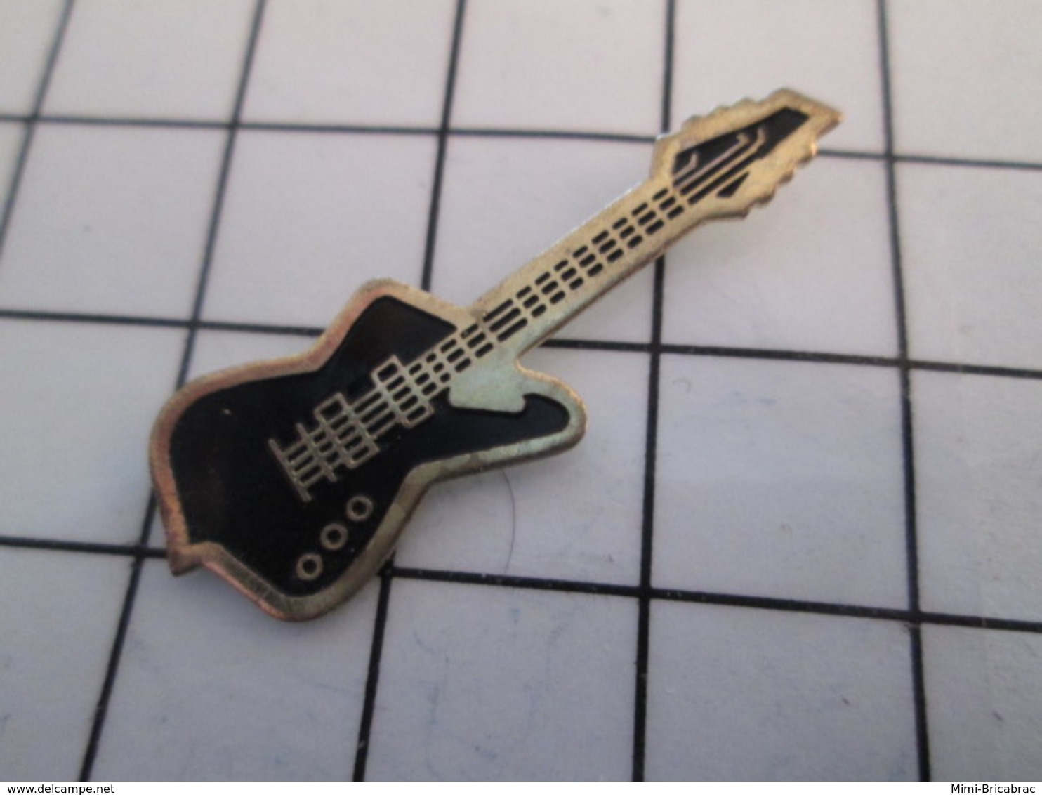 816a Pin's Pins / Beau Et Rare / THEME : MUSIQUE / GUITARE ELECTRIQUE NOIRE ROCK - Musik