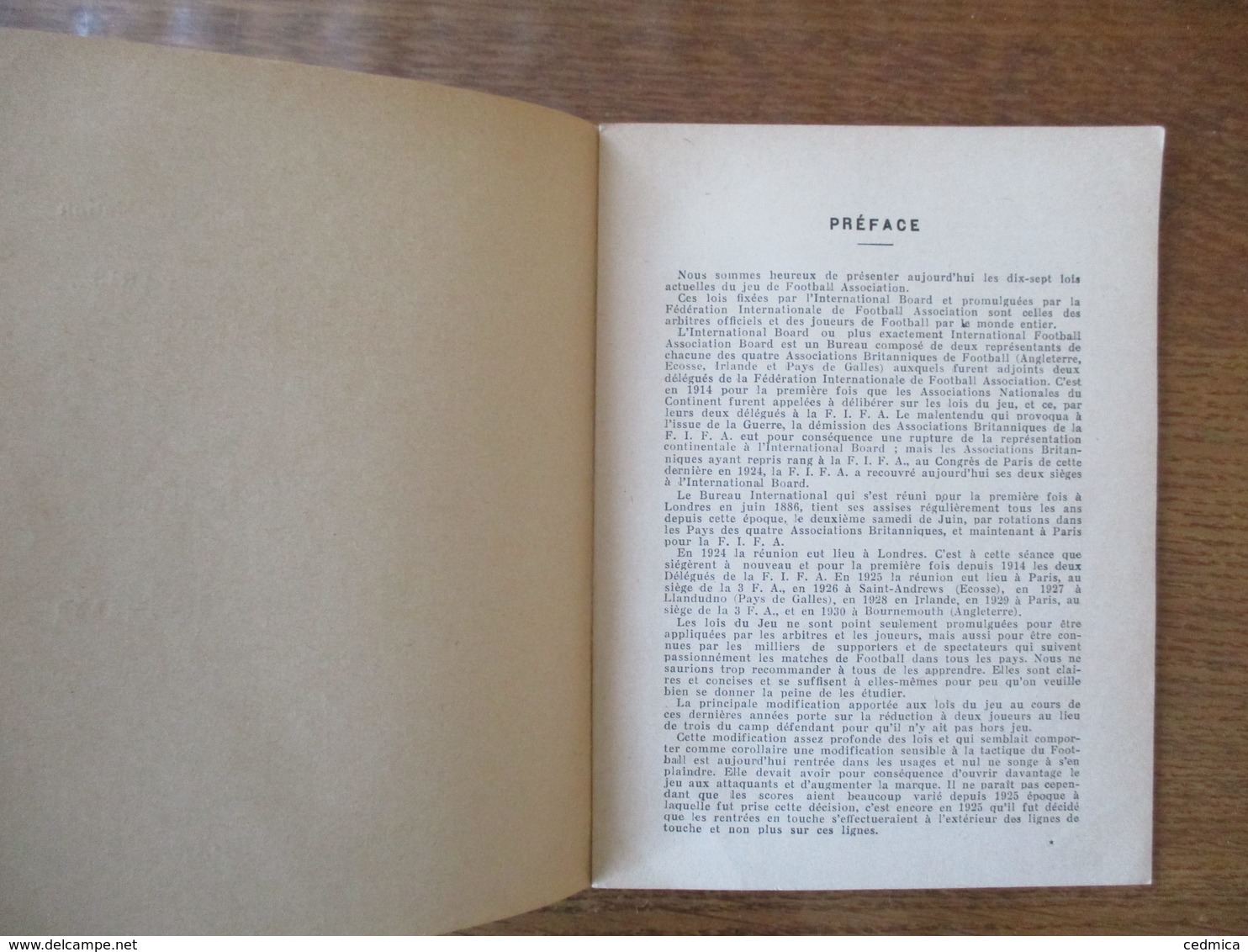 REGLES OFFICIELLES DU FOOTBALL ASSOCIATION FIXEES PAR L'INTERNATIONAL BOARD SAISON 1931-32 - Livres