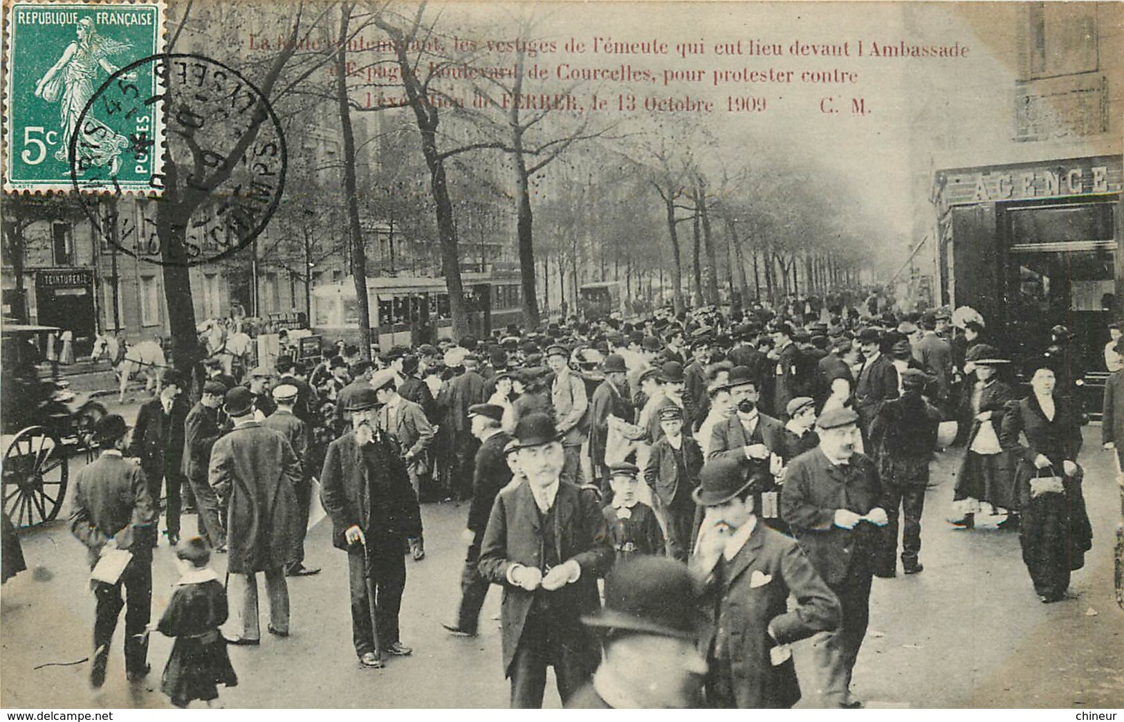 FOULE CONTEMPLANT LES VESTIGES DE L'EMEUTE DEVANT L'AMBASSADE D'ESPAGNE POUR PROTESTER CONTRE L'EXECUTION DE FERRER 1909 - Manifestations