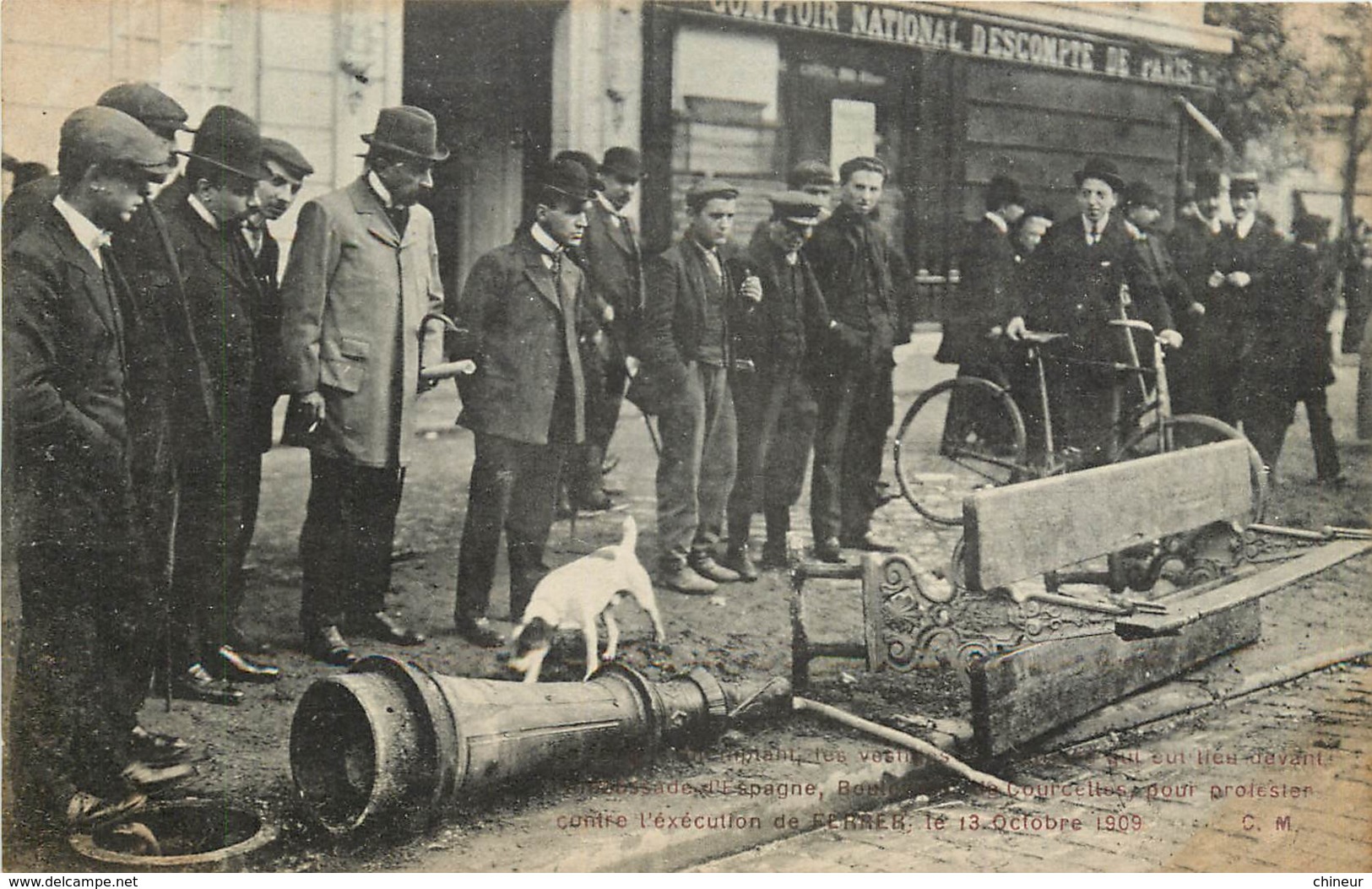 FOULE CONTEMPLANT LES VESTIGES DE L'EMEUTE DEVANT L'AMBASSADE D'ESPAGNE POUR PROTESTER CONTRE L'EXECUTION DE FERRER 1909 - Manifestations