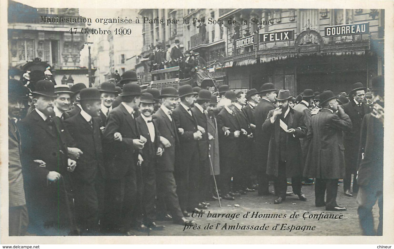 PARIS MANIFESTATION 17 OCTOBRE 1909 CONTRE L'EXECUTION DE FERRER BARRAGE PRES DE L'AMBASSADE D'ESPAGNE - Manifestations