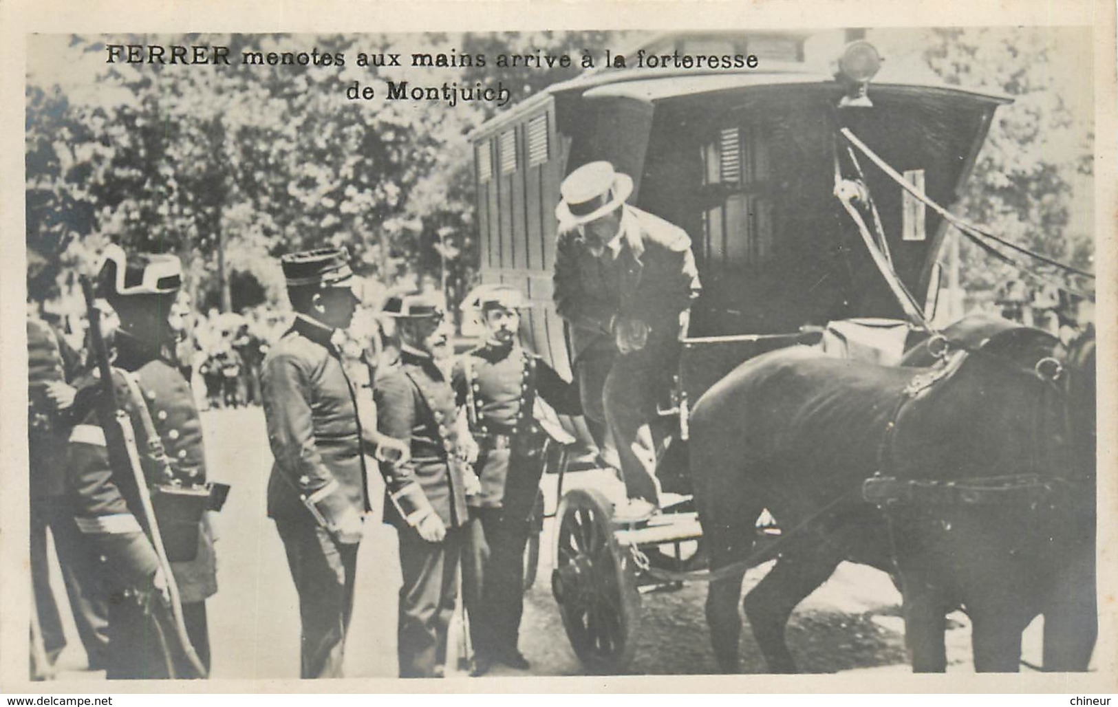 MR FERRER MENOTES AUX MAINS ARRIVE A LA FORTERESSE DE MONTJUICH EN ESPAGNE - Manifestations