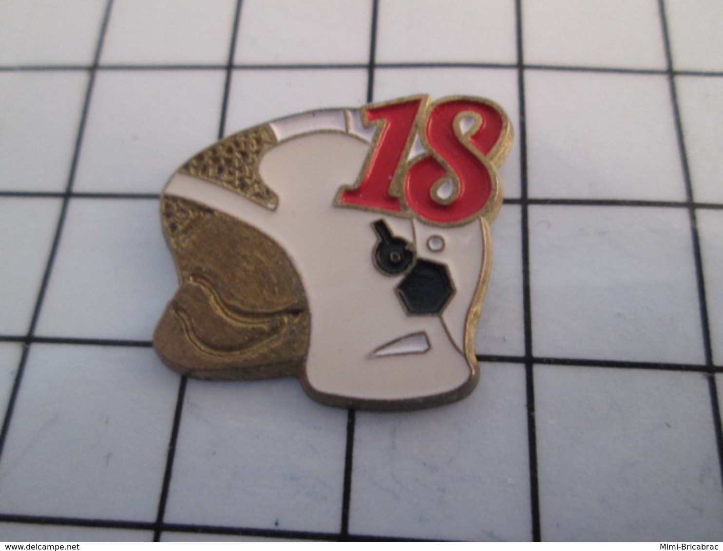 816a Pin's Pins / Beau Et Rare / THEME : POMPIERS : CASQUE F1 DE SAPEURS POMPIERS LE 18 - Musique