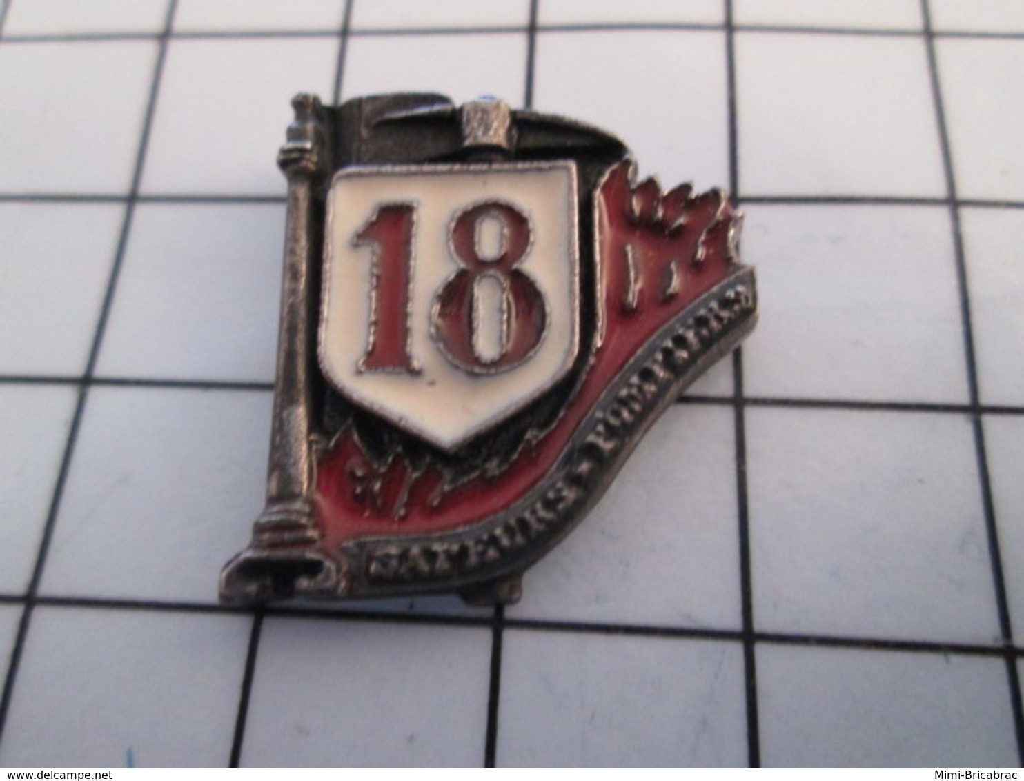 816a Pin's Pins / Beau Et Rare / THEME : POMPIERS / SPAUERS POMPIERS LE 18 LANCE A INCENDIE FLAMMES - Firemen