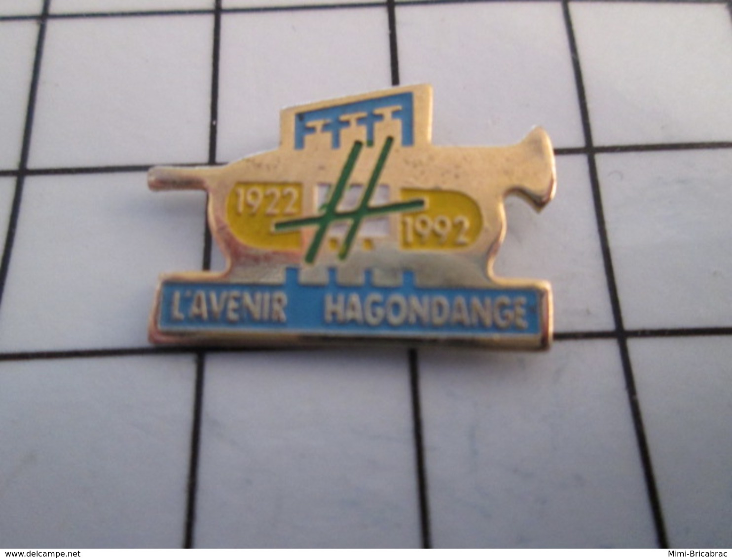 816a Pin's Pins / Beau Et Rare / THEME : MUSIQUE / TROMPETTE L'AVENIR D'HAGONDANGE FANFARE ORCHESTRE 1922 1992 - Musique