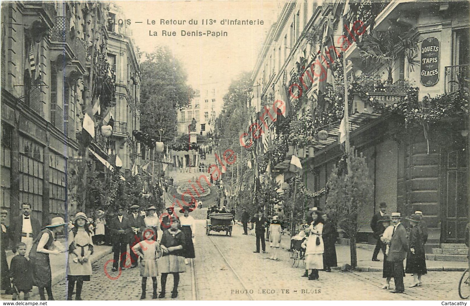 41.  BLOIS . Le Retour Du 113e D'infanterie . La Rue Denis Papin . - Blois