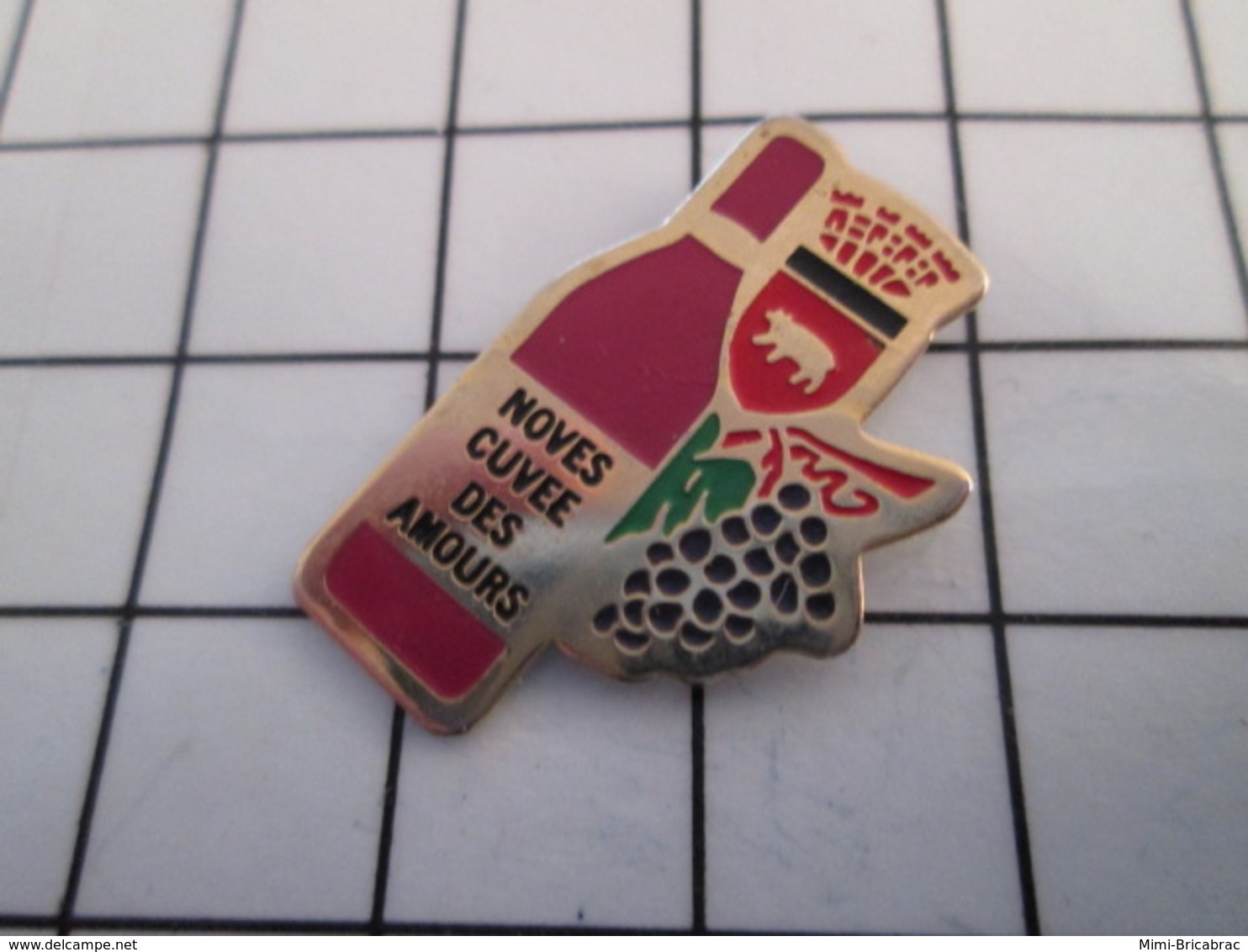 816a Pin's Pins / Beau Et Rare / THEME : BOISSONS / BOUTEILLE VIN ROUGE GRAPPE RAISIN CUVEE DE NOS AMOURS - Boissons