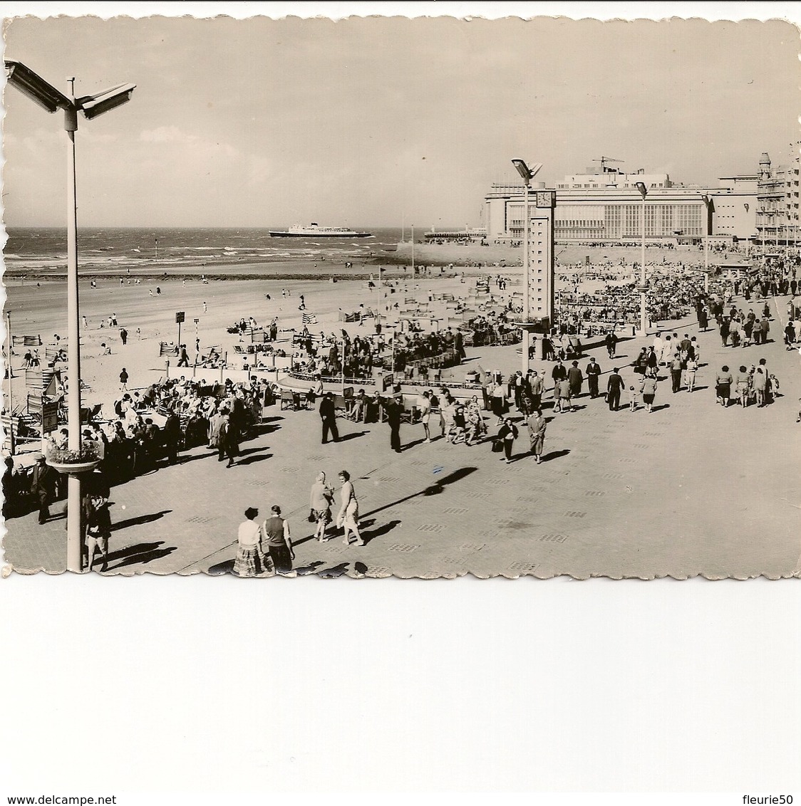 OOSTENDE - De Dijk En Het Strand. / OSTENDE : La Digue Et La Plage. - Oostende