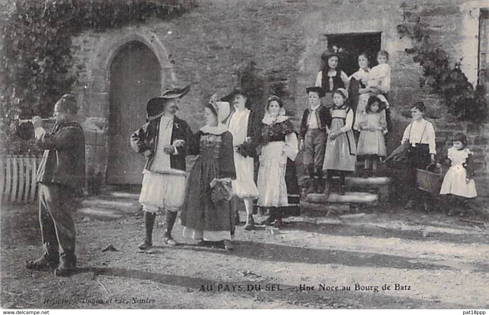 FOLKLORE Traditions Costumes ( Au Pays Du Sel ) 44 - BATZ Sur MER - Une Noce Au Bourg - CPA Village (2.970 H) Loire Atl. - Costumes