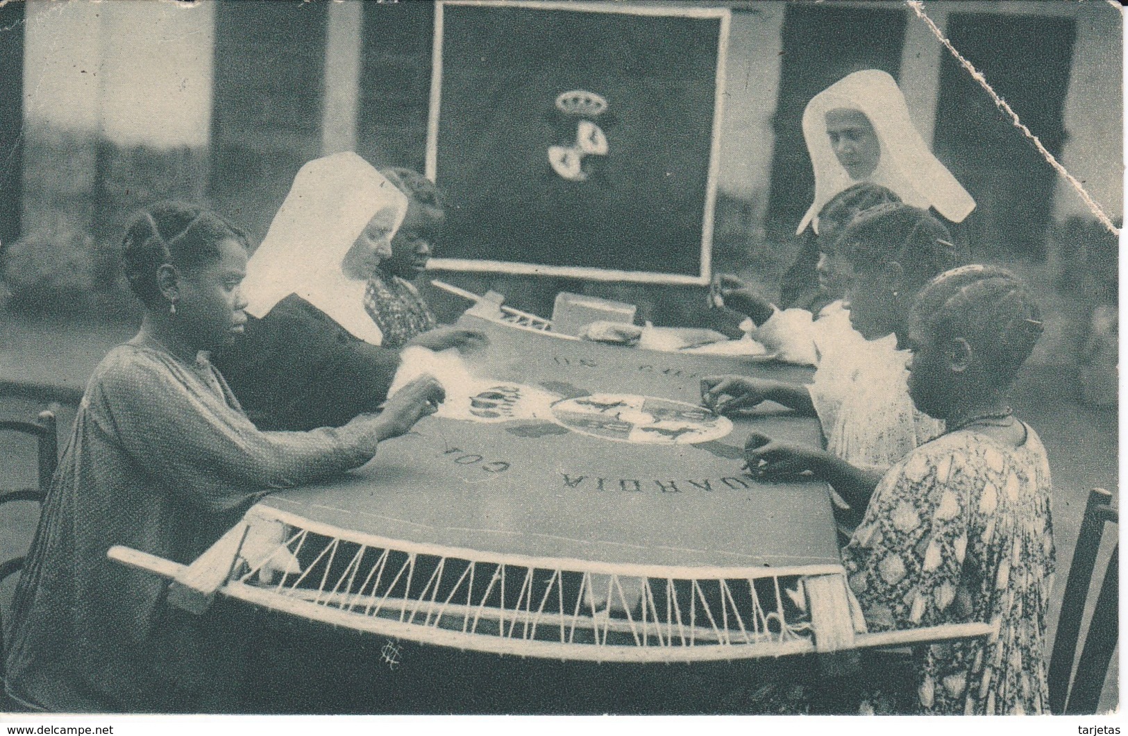 POSTAL DE GUINEA ESPAÑOLA DE NIÑAS INDIGENAS BORDANDO LA BANDERA DE GUARDIA COLONIAL (EXPO IBERO-AMERICANA SEVILLA 1929) - Guinea Equatoriale