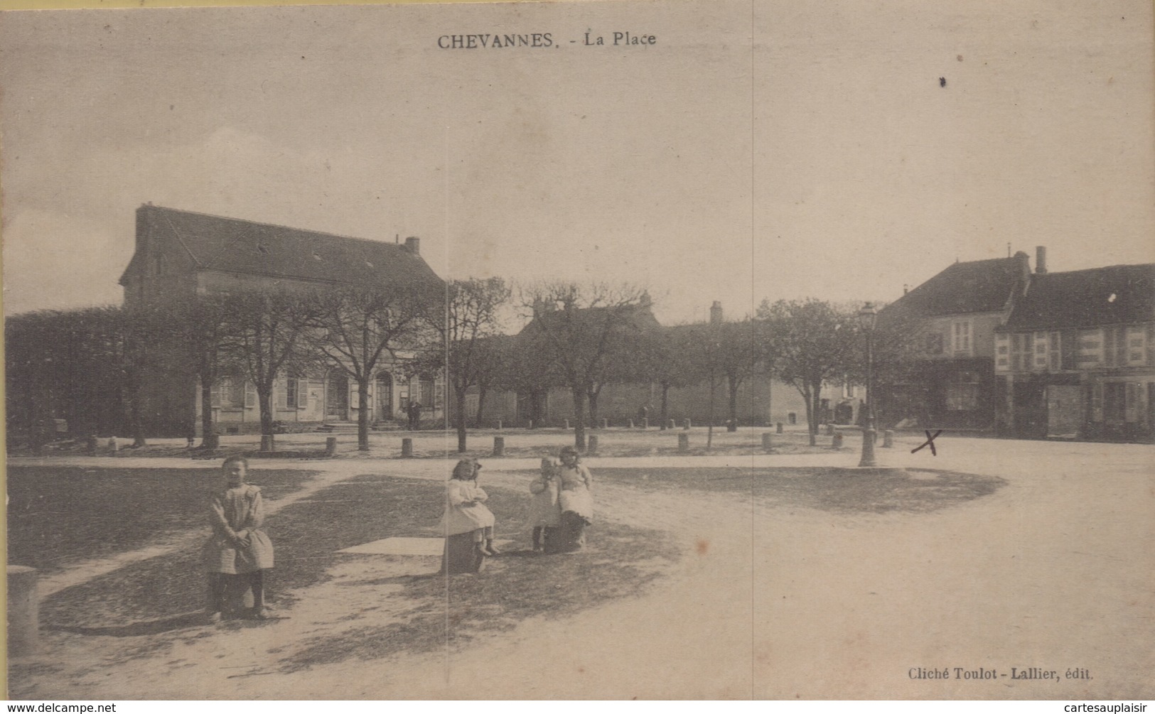 Chevannes : La Place - Chevannes