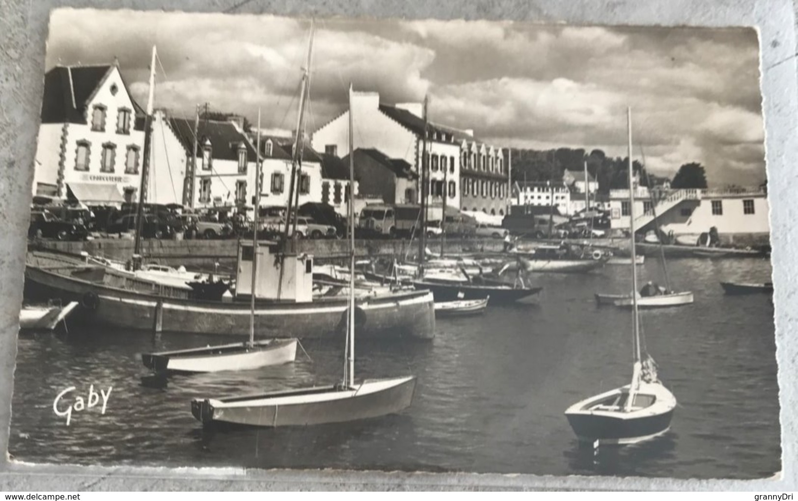 56 La Trinite Sur Mer 1960 Cours Des Quais Bateaux Peches Camions Autos Charcuterie - La Trinite Sur Mer