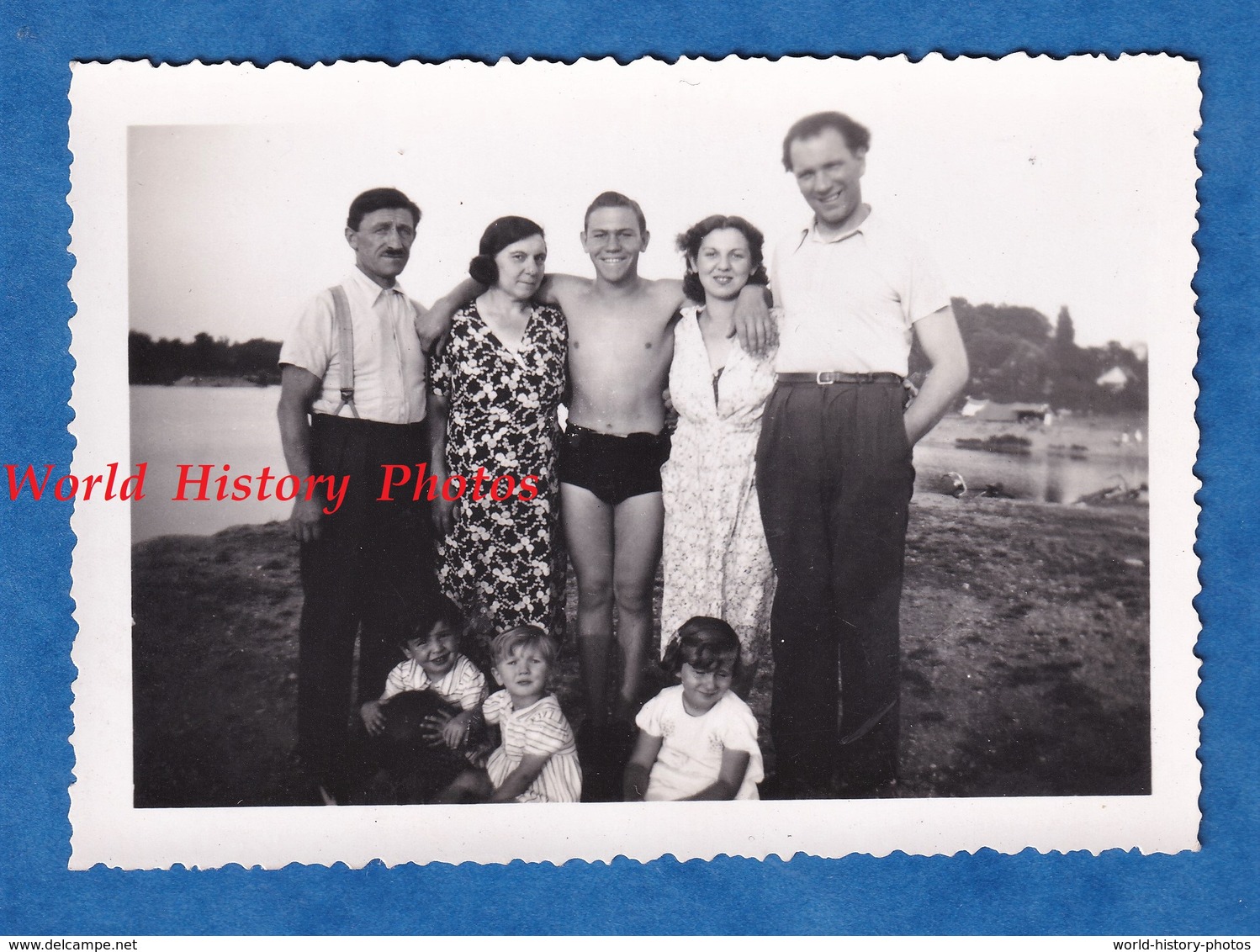 Photo Ancienne Snapshot - Portrait De Famille Avec Jeune Homme Torse Nu - Garçon Fille Femme Enfant Mode - Non Classés