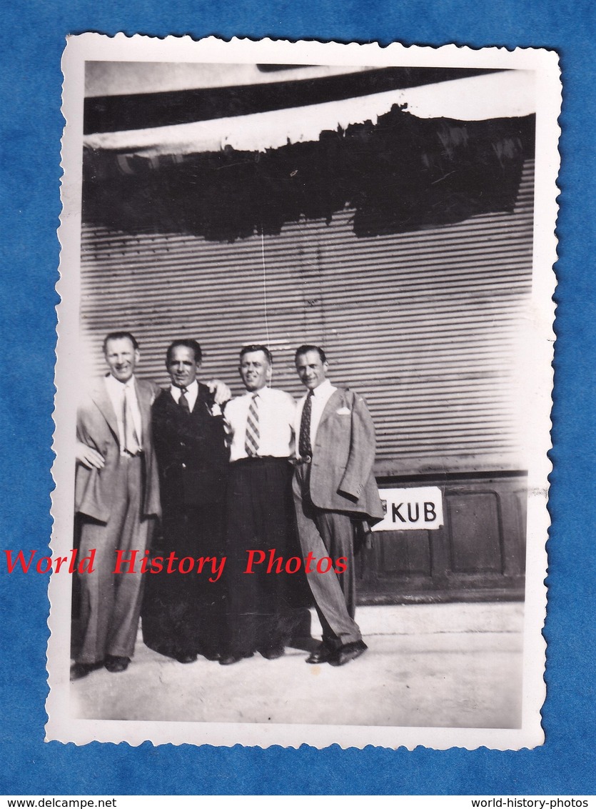 Photo Ancienne Snapshot - Portrait D' Homme Devant Un Magasin - Publicité Bouillon KUB Plaque émaillée ? Costume Garçon - Non Classés