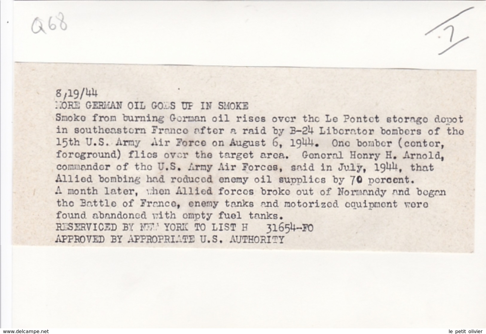 PHOTO DE PRESSE ORIGINALE 19 AOUT 1944 VAUCLUSE LE PONTET AVIONS B-24 LIBERATOR BOMBARDENT LES DÉPÔTS D ESSENCE ALLEMAND - Guerre, Militaire