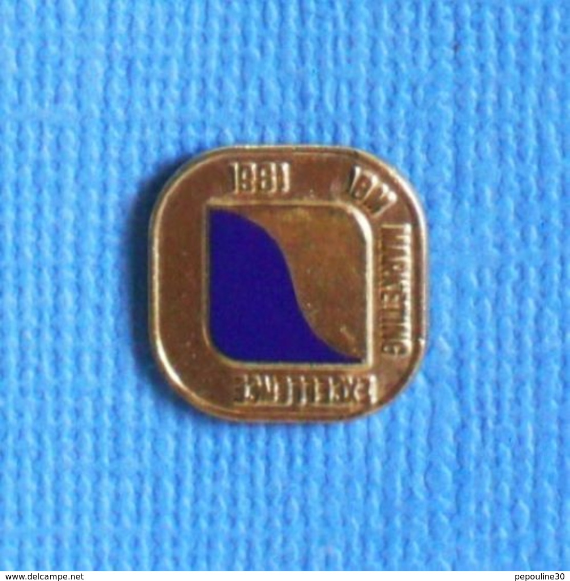 1 PIN'S //  ** 1981 / IBM / MARKETING EXCELLENCE ** - Informatique