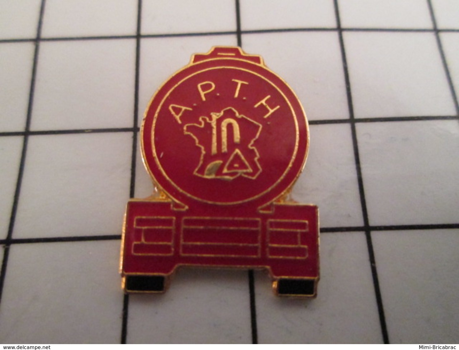 816b Pin's Pins / Beau Et Rare / THEME : TRANSPORTS / CAMION CITERNE APTH - Transports