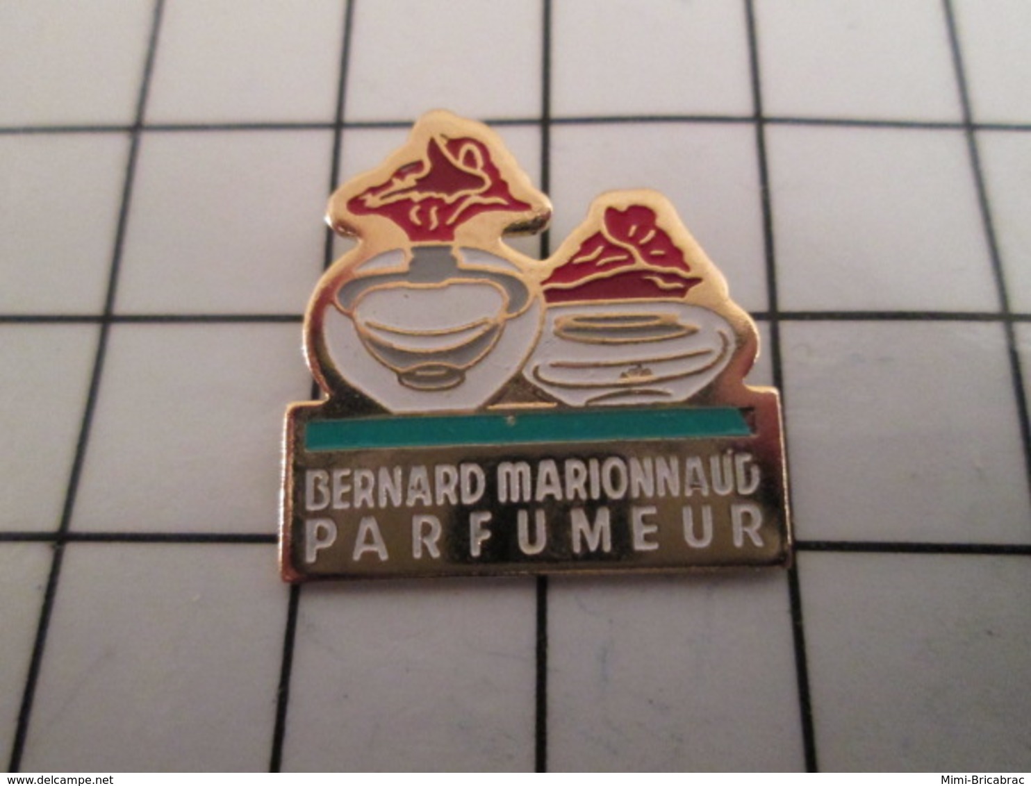 816b Pin's Pins / Beau Et Rare / THEME : PARFUMS / FLACON DE PARFUM MARIONNAUD PARFUMEUR - Profumi