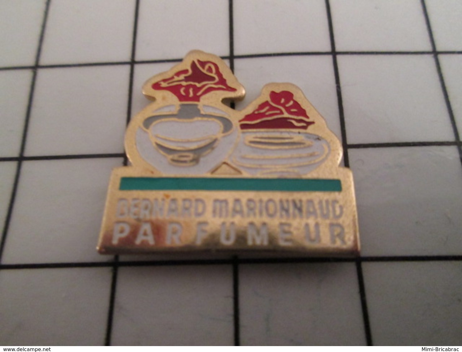 816b Pin's Pins / Beau Et Rare / THEME : PARFUMS / FLACON DE PARFUM MARIONNAUD PARFUMEUR - Parfums