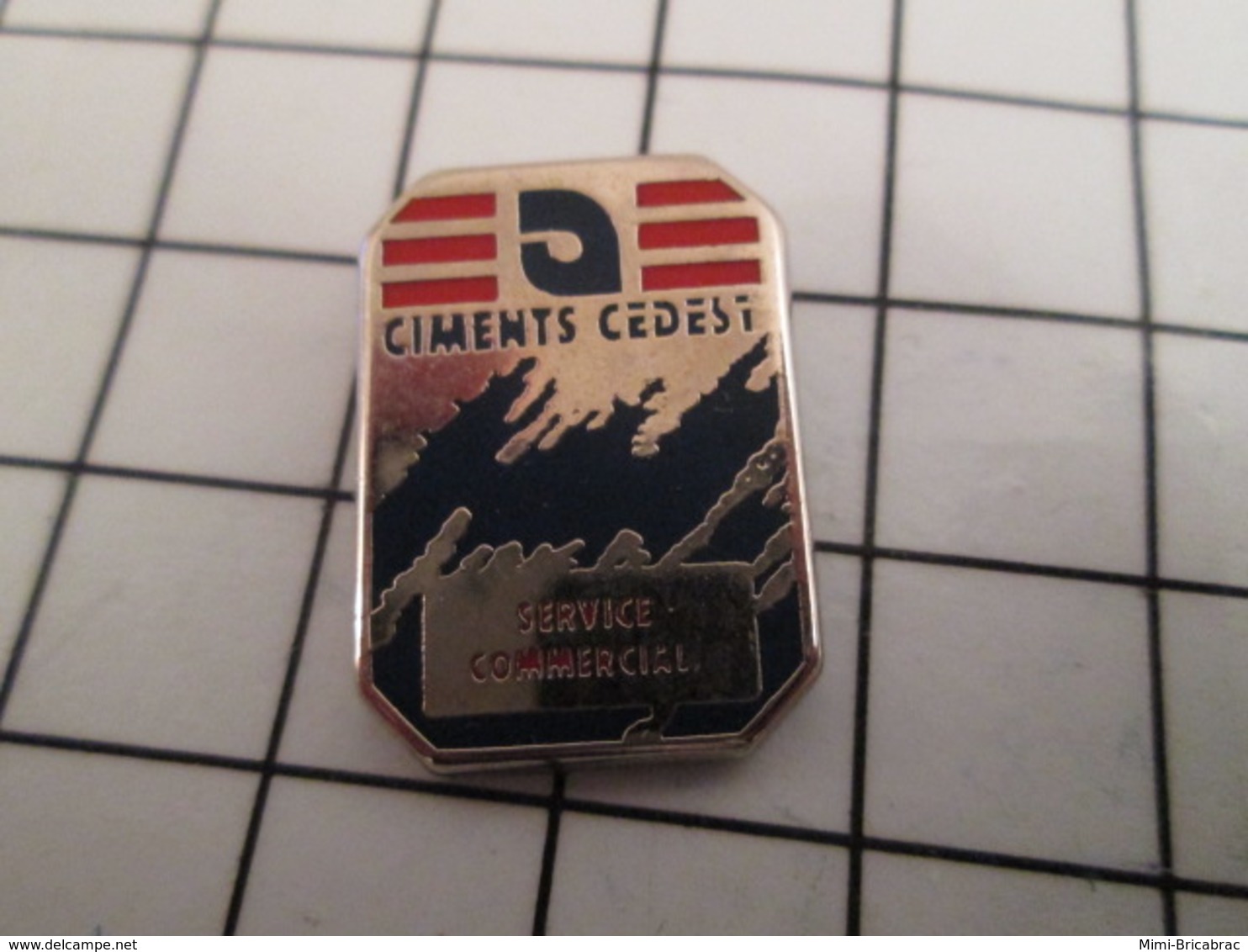 816b Pin's Pins / Beau Et Rare / THEME : MARQUES / SERVICE COMMERCIAL CIMENTS CEDEST - Arthus Bertrand