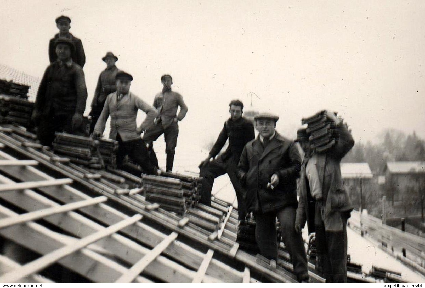 Photo Originale Bâtiment - Groupe De Couvreurs & Charpentiers Sur Le Toit à La Mise En Place Des Tuiles Vers 1930/40 - Métiers