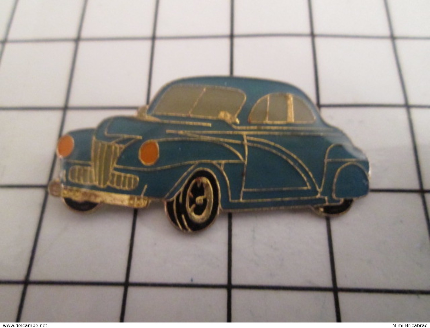 816b Pin's Pins / Beau Et Rare / THEME : AUTOMOBILES / GROSSE VOITURE BLEUE ANNEES 50 - Autres & Non Classés