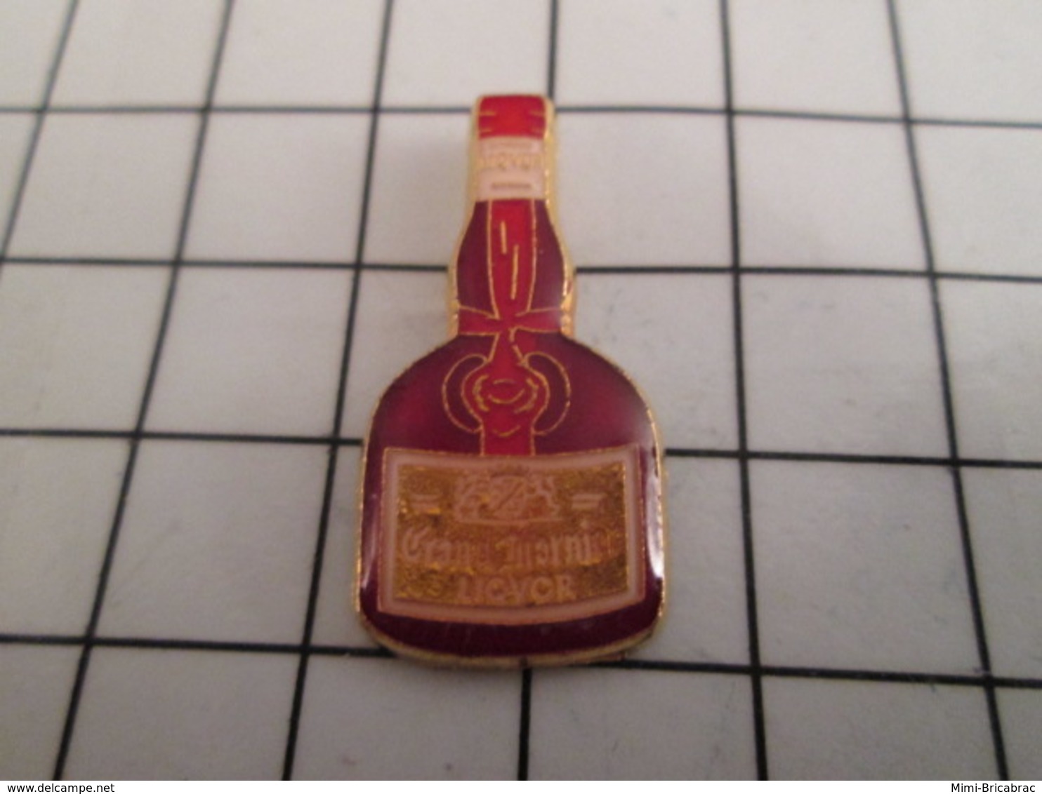 816b Pin's Pins / Beau Et Rare / THEME : BOISSONS / BOUTEILLE D'ALCOOL GRAND MARNIER - Boissons