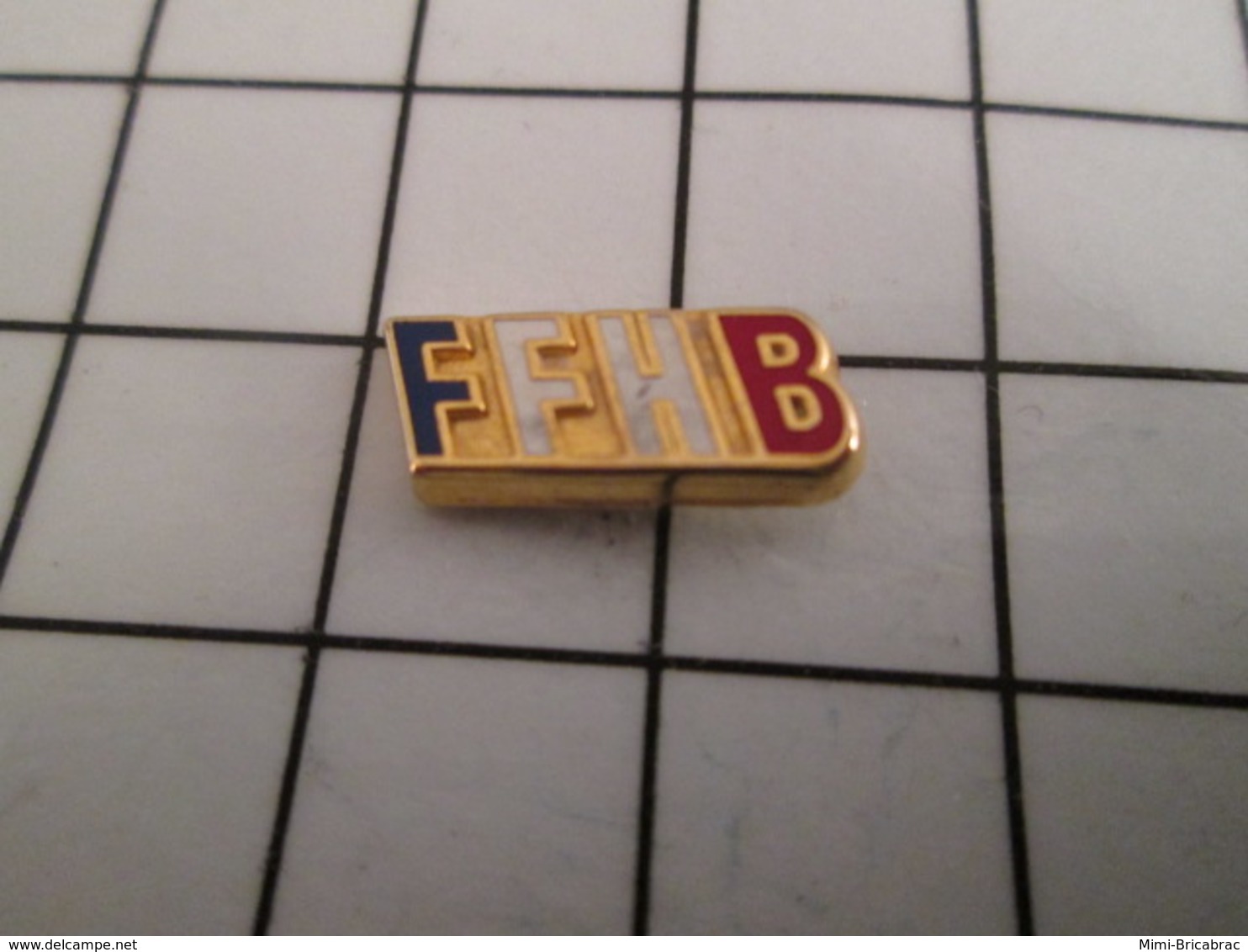 816b Pin's Pins / Beau Et Rare / THEME : ARTHUS BERTRAND  / FFHB HAND-BALL Mini Pin's FEDERATION FRANCAISE - Arthus Bertrand