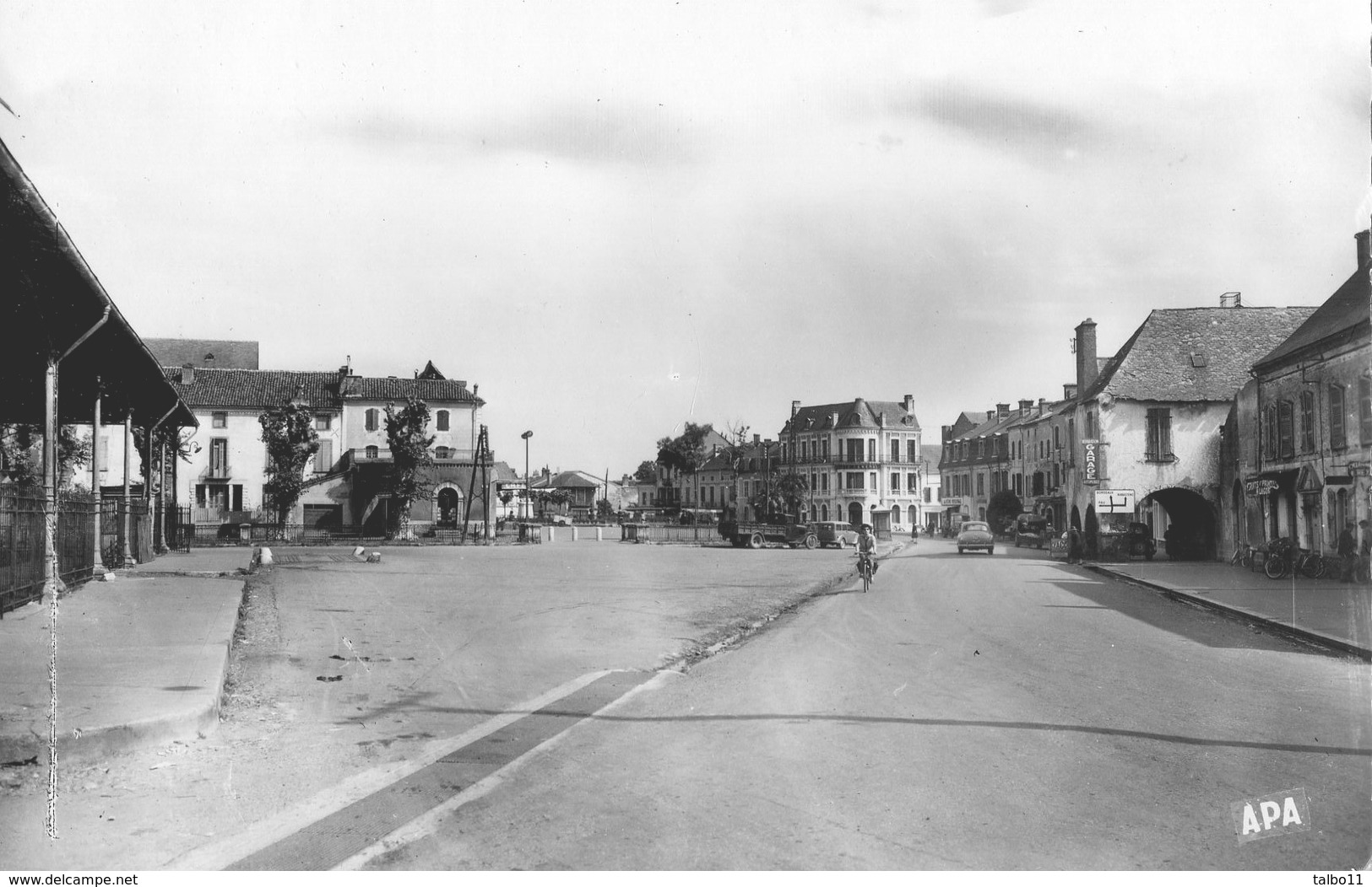 65 - Vic En Bigorre - Place De La Halle Et Avenue D'Alsace Lorraine - Vic Sur Bigorre