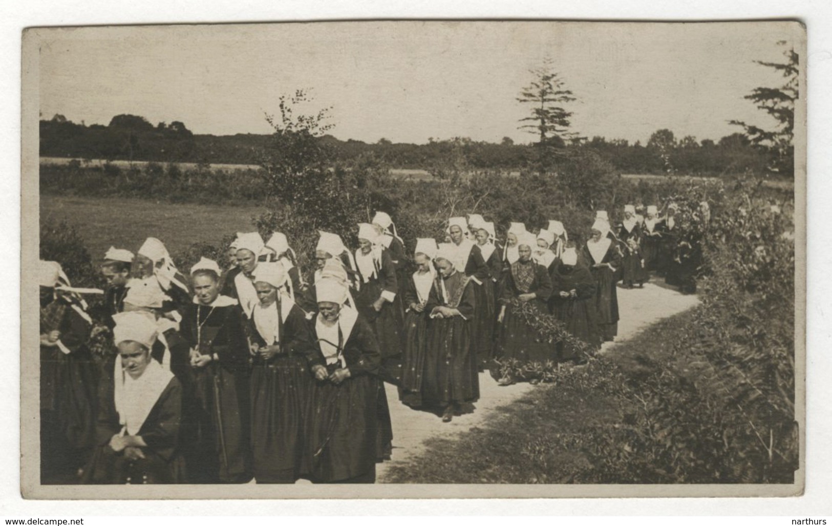 CPA CARTE PHOTO ANCIENNE Procession Religieuse Bretagne ? Bretonne Fête Traditionnelle Femme Vers 1900 Folklore - Persone Anonimi