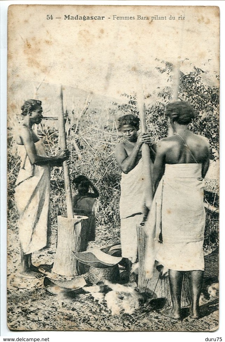 MADAGASCAR * Femmes Bara Pilant Le Riz ( Rousseurs Visibles Sur Scans) - Madagascar